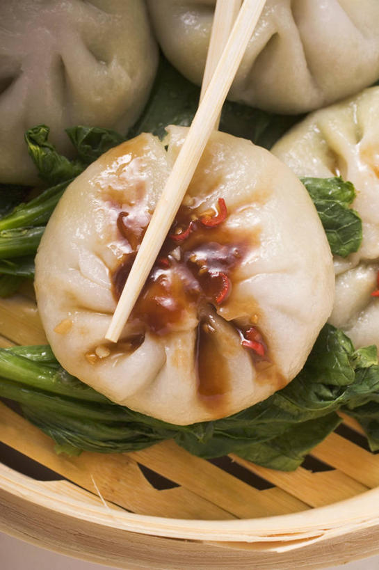 蒸笼,无人,竖图,俯视,室内,特写,白天,烹饪,餐桌,筷子,桌子,蔬菜,餐具,厨具,叶子,一双,阴影,竹制,新鲜,反射,影子,调料,酱料,酱汁,佐料,料理,食品,包子,面点,绿叶,调味品,调味料,泰式,文化,传统,酱,菜肴,美食,泰国料理,食物,小笼包,四个,嫩叶,佳肴,有机食品,绿色食品,餐台,礼节,竹制品,干辣椒,笼屉,礼仪,烹饪用具,泰菜,泰国菜,泰式料理,海鲜酱,虾酱,叶,叶片,进餐用具,烹调用具,烹调,彩图,高角度拍摄