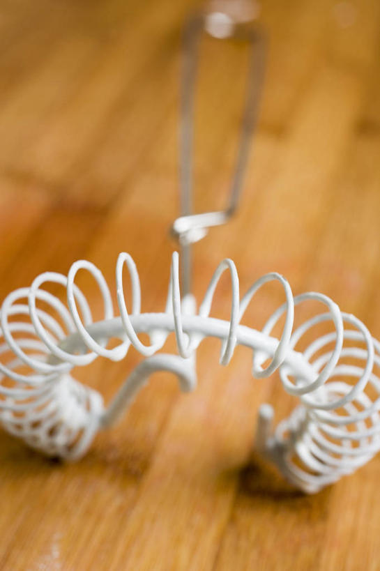 无人,竖图,俯视,室内,特写,白天,烹饪,桌面,桌子,静物,厨具,金属制品,阴影,朦胧,模糊,反射,金属,木制,影子,一个,木制品,打蛋器,搅拌器,单个,烹饪用具,电动打蛋器,烹调用具,烹调,彩图,高角度拍摄