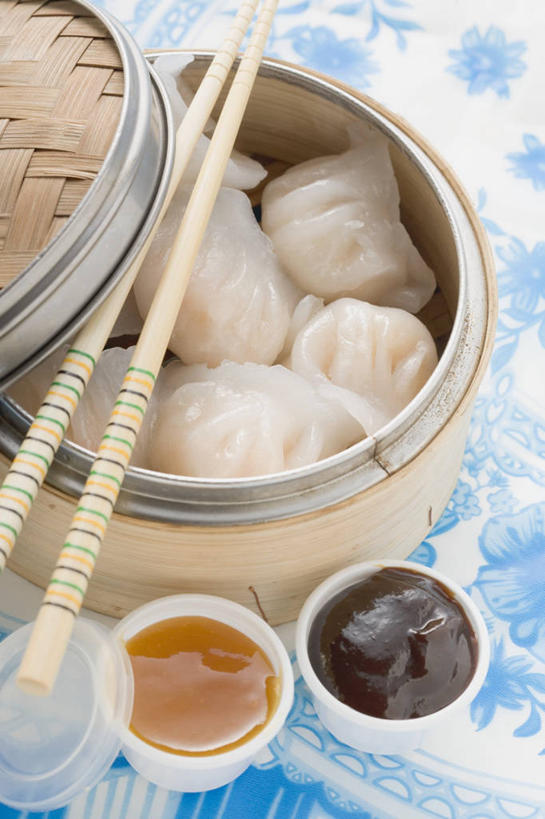 点心,蒸笼,无人,竖图,俯视,室内,特写,白天,烹饪,中餐,筷子,桌面,桌子,餐具,厨具,一双,阴影,竹制,反射,木制,影子,陶瓷,调料,酱料,酱汁,佐料,料理,食品,饺子,面点,陶瓷制品,调味品,调味料,文化,传统,酱,小吃,美食,食物,木制品,容器,碗,中式,虾饺,储藏,礼节,竹制品,储存,笼屉,蒸饺,礼仪,烹饪用具,进餐用具,烹调用具,烹调,彩图,高角度拍摄,贮存