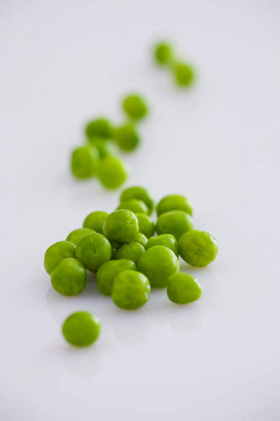 无人,竖图,俯视,室内,特写,白天,白色背景,植物,桌面,桌子,蔬菜,阴影,新鲜,反射,木制,影子,豆类,豆子,豌豆,食品,荷兰豆,食物,绿色,木制品,摄影,有机食品,绿色食品,影棚,雪豆,豆科,寒豆,毕豆,麻累,国豆,小寒豆,麦豌豆,彩图,高角度拍摄,影棚拍摄,拍摄