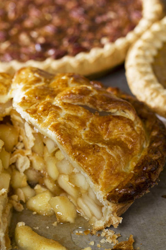 点心,无人,竖图,俯视,室内,特写,白天,桌面,桌子,苹果,水果,阴影,朦胧,模糊,新鲜,反射,木制,影子,生食,食品,面点,果实,苹果馅饼,馅饼,食物,糕点,木制品,有机食品,绿色食品,彩图,高角度拍摄