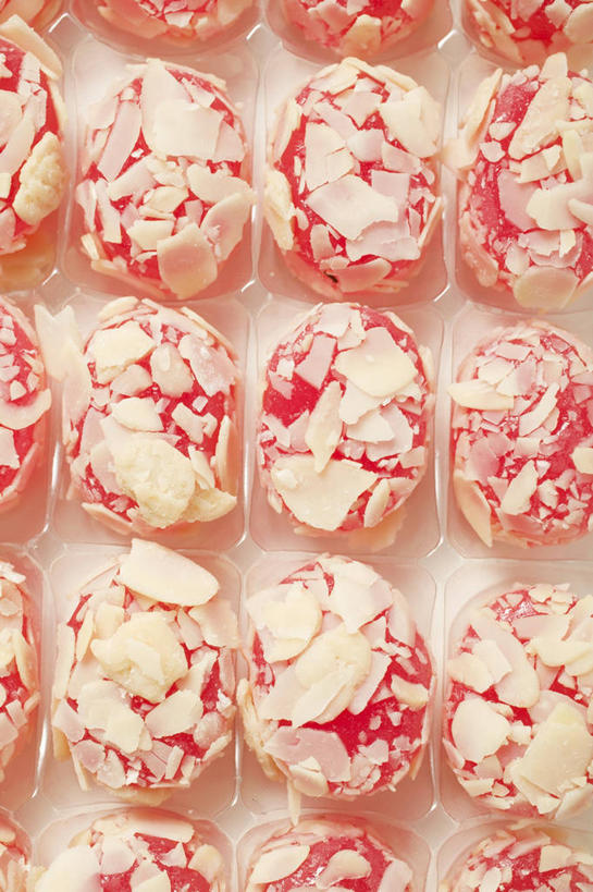 无人,竖图,俯视,室内,特写,白天,白色背景,桌面,桌子,一排,许多,阴影,整齐,并列,并排,反射,木制,影子,食品,糖,糖果,甜点,甜品,很多,食物,排列,木制品,甜食,摄影,影棚,队列,平行,硬糖,杏仁糖,彩图,高角度拍摄,影棚拍摄,拍摄