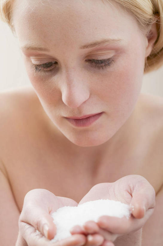 西方人,脸,头,脸颊,手,一个人,站,捧,竖图,室内,特写,白天,正面,化妆,美容,欧洲,欧洲人,双手,仅一个年轻女性,仅一个女性,仅一个人,护肤,注视,裸露,洗浴用品,观察,看,清洁,站着,保养,享受,休闲,手部,放松,保健,观看,察看,浴盐,护肤品,关注,裸,护肤用品,舒缓,养颜,去污,紧肤,嫩肤,年轻女性,女人,女性,白种人,头部,脸部,脸蛋,面部,端,端着,捧着,手捧,洗涤,站立,半身,彩图