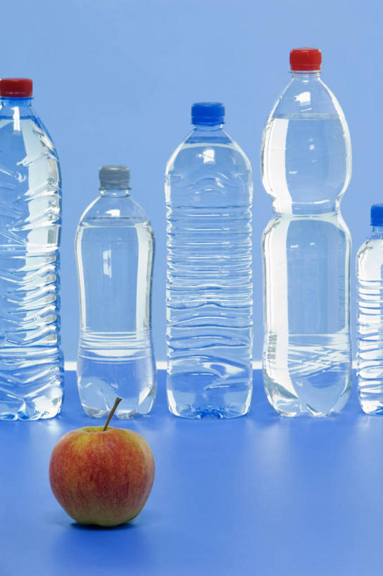 无人,竖图,室内,特写,白天,正面,水,餐桌,桌子,苹果,水果,五个,一排,许多,阴影,蓝色背景,新鲜,整齐,反射,液体,影子,生食,食品,果实,饮用水,食物,排列,一个,红色,瓶子,塑料制品,矿泉水,塑料瓶,摄影,有机食品,绿色食品,影棚,单个,餐台,队列,蒸馏水,五瓶,彩图,影棚拍摄,拍摄