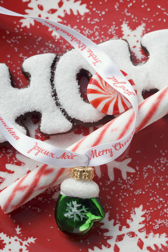 无人,竖图,俯视,室内,特写,白天,餐桌,桌子,圣诞节,阴影,节日,庆祝,反射,英文,标志,粉末,丝绸,丝带,文字,影子,字符,字母,调料,食品,糖,糖果,甜点,甜品,缎带,调味品,调味料,文化,标识,绸带,食物,甜食,庆典,粉,餐台,纪念,英文字母,薄荷糖,硬糖,糖粉,拐杖糖,粉状,粉剂,彩图,高角度拍摄,糖类