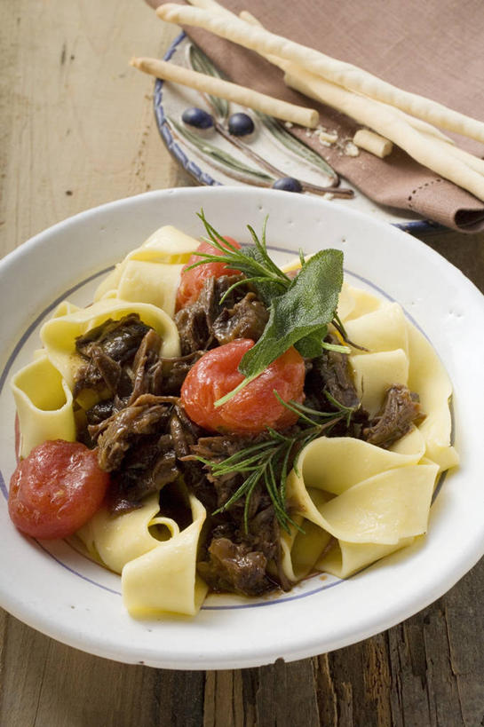 面食,面条,意大利面,骨骼,无人,竖图,俯视,室内,特写,白天,西餐,餐桌,桌子,蔬菜,西红柿,叶子,阴影,新鲜,反射,影子,陶瓷,面,肉,牛肉,料理,食品,绿叶,陶瓷制品,骨头,肉类,食物,一个,容器,碗,嫩叶,西式,有机食品,绿色食品,单个,餐台,储藏,骨架,储存,肉食,牛尾,叶,叶片,番茄,彩图,高角度拍摄,贮存