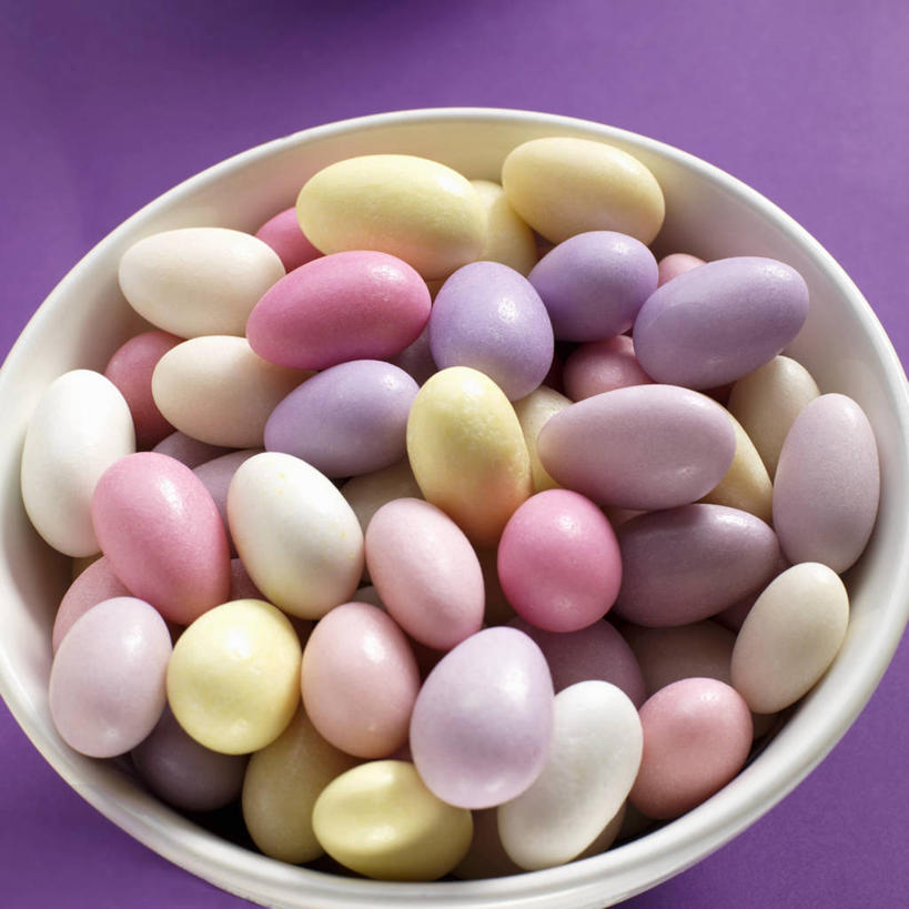 无人,方图,俯视,室内,特写,白天,餐桌,桌子,复活节,一堆,许多,阴影,堆叠,堆积,紫色背景,节日,庆祝,反射,影子,陶瓷,食品,糖,糖果,甜点,甜品,陶瓷制品,文化,食物,一个,白色,容器,碗,甜食,庆典,摄影,影棚,单个,餐台,纪念,储藏,堆,储存,硬糖,杏仁糖,彩图,高角度拍摄,影棚拍摄,拍摄,贮存