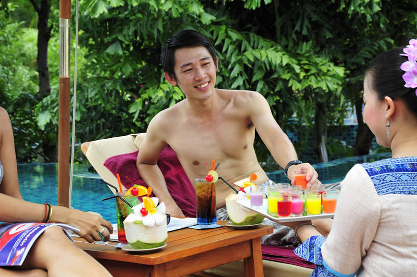 果汁,东方人,背部,三个人,服务员,游泳池,坐,捧,笑,微笑,露齿笑,横图,室外,白天,正面,民族服装,水,植物,桌面,桌子,樱桃,杯子,亚洲,许多,阴影,光线,木制,影子,水池,水面,饮品,注视,黄种人,泳池,裸露,顾客,玻璃制品,树,树木,饮料,红色,绿色,阳光,自然,木制品,水杯,观察,看,生长,成长,观看,察看,关注,可口,裸,主顾,适口,男人,男性,年轻男性,年轻女性,女人,女性,亚洲人,服务生,侍者,玻璃杯,樱珠,莺桃,英桃,楔桃,牛桃,荆桃,端,端着,捧着,手捧,坐着,半身,彩图,传统服装,民俗服