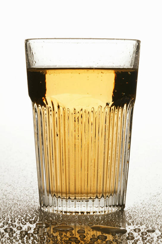 果汁,无人,竖图,室内,特写,白天,白色背景,正面,桌面,桌子,苹果,杯子,阴影,反射,木制,影子,饮品,一杯,玻璃制品,饮料,木制品,水杯,苹果汁,摄影,影棚,可口,适口,玻璃杯,彩图,影棚拍摄,拍摄