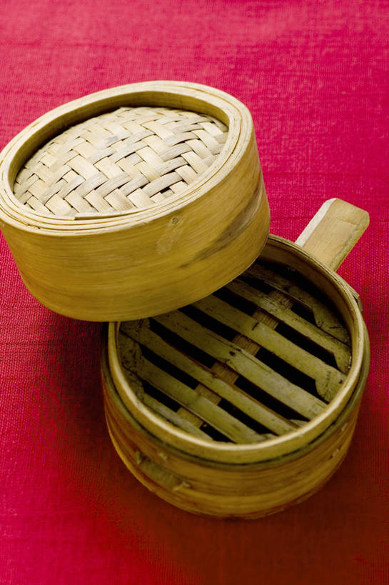 蒸笼,无人,竖图,俯视,室内,特写,白天,烹饪,桌面,桌子,静物,厨具,阴影,红色背景,竹制,反射,木制,影子,一个,木制品,摄影,影棚,单个,竹制品,笼屉,烹饪用具,烹调用具,烹调,彩图,高角度拍摄,影棚拍摄,拍摄