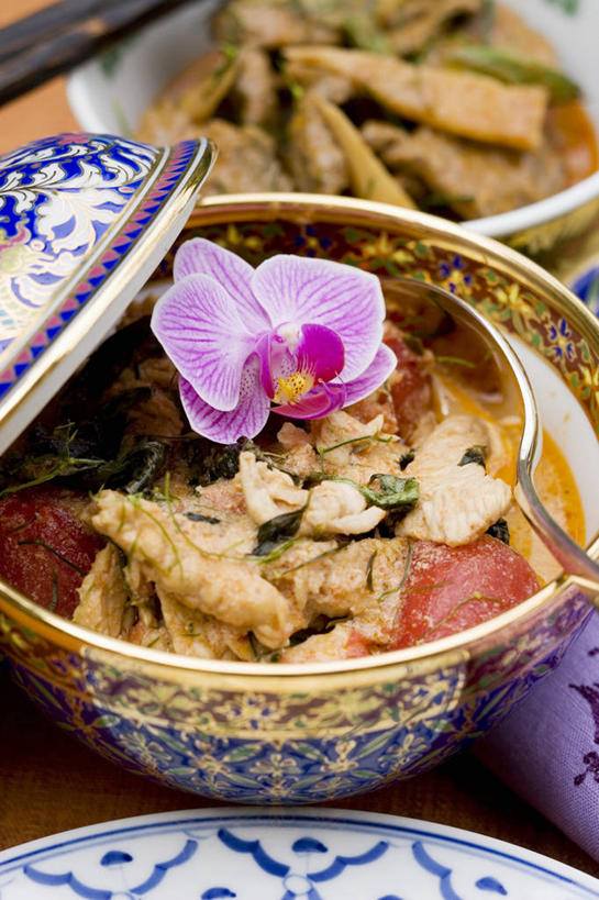 咖哩,无人,竖图,俯视,室内,特写,白天,烹饪,桌面,桌子,土豆,餐具,阴影,朦胧,模糊,盛开,反射,木制,碟子,盘,影子,陶瓷,调料,鸡肉,肉,料理,食品,陶瓷制品,调味品,调味料,花蕾,咖喱,菜肴,美食,肉类,花,花瓣,花朵,鲜花,食物,盘子,木制品,容器,碟,碗,花苞,花蕊,佳肴,储藏,高雅,储存,肉食,咖喱鸡,咖喱鸡块,馍馍蛋,淡泊,花中君子,印度菜,印度料理,兰花,洋芋,山药蛋,马铃薯,彩图,高角度拍摄,贮存