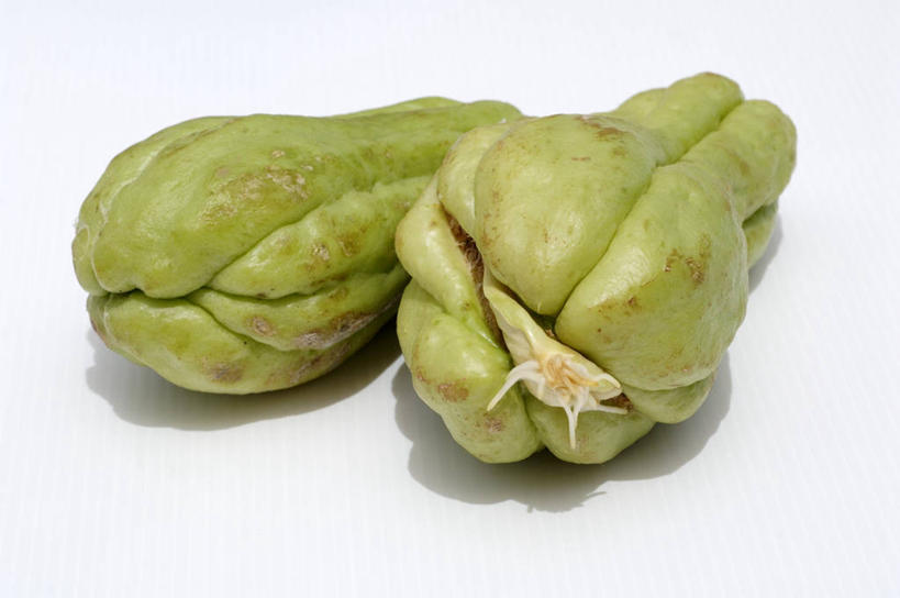 无人,横图,俯视,室内,特写,白天,白色背景,桌面,桌子,水果,阴影,新鲜,反射,木制,影子,生食,食品,果实,佛手瓜,食物,两个,绿色,木制品,摄影,有机食品,绿色食品,影棚,菜肴梨,福寿瓜,合手瓜,合掌瓜,梨瓜,拳头瓜,万年瓜,洋丝瓜,彩图,高角度拍摄,影棚拍摄,拍摄