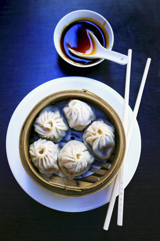 点心,蒸笼,无人,竖图,俯视,室内,特写,白天,烹饪,中餐,筷子,桌面,桌子,餐具,厨具,一双,阴影,竹制,反射,木制,碟子,盘,影子,勺子,陶瓷,调料,料理,食品,饺子,面点,陶瓷制品,调味品,调味料,文化,传统,酱油,小吃,美食,食物,盘子,木制品,容器,调羹,碟,汤匙,碗,中式,虾饺,储藏,礼节,竹制品,储存,笼屉,蒸饺,礼仪,烹饪用具,豉油,进餐用具,烹调用具,烹调,彩图,高角度拍摄,贮存