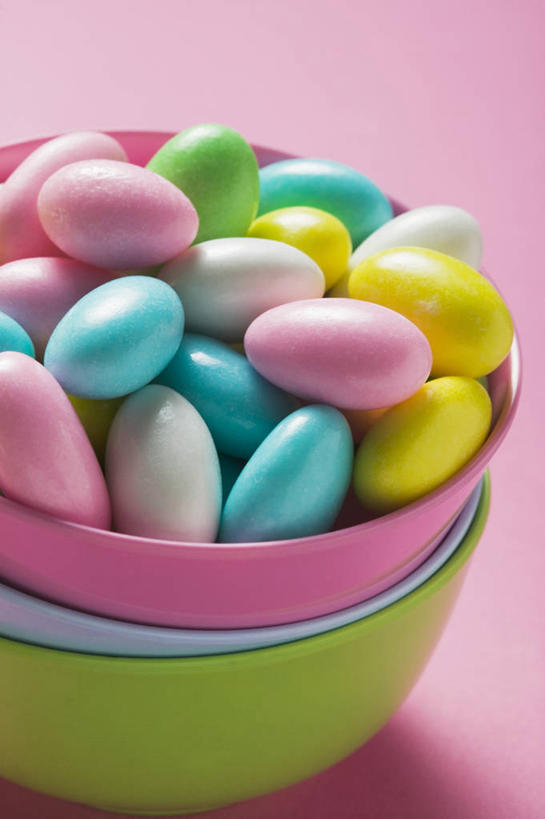 无人,竖图,俯视,彩色,室内,特写,白天,桌面,桌子,复活节,一排,许多,阴影,粉色背景,节日,庆祝,整齐,反射,木制,影子,陶瓷,食品,糖,糖果,甜点,甜品,陶瓷制品,很多,文化,食物,排列,木制品,容器,碗,甜食,庆典,摄影,影棚,纪念,储藏,堆,五颜六色,色彩斑斓,储存,队列,五彩缤纷,硬糖,五彩斑斓,五光十色,杏仁糖,彩图,高角度拍摄,影棚拍摄,拍摄,贮存