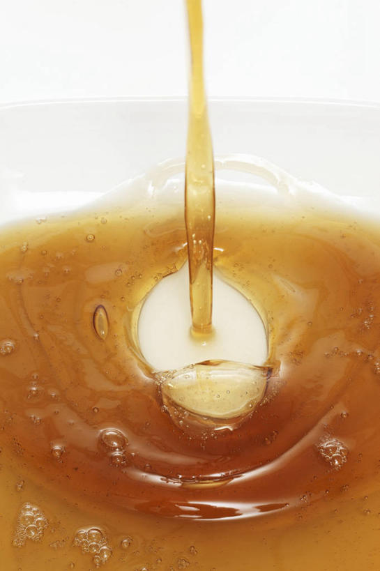 无人,竖图,俯视,室内,特写,白天,白色背景,水,餐桌,桌子,餐具,阴影,飞溅,溅,反射,碟子,盘,液体,影子,水滴,汤,料理,水珠,一个,盘子,碟,摄影,影棚,单个,餐台,喷洒,牛肉汤,彩图,高角度拍摄,影棚拍摄,拍摄