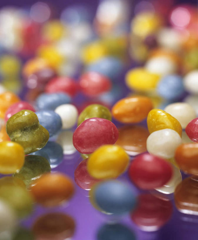 无人,竖图,俯视,彩色,室内,特写,白天,餐桌,桌子,许多,阴影,朦胧,模糊,反射,影子,食品,糖,糖果,甜点,甜品,软糖,食物,排列,甜食,餐台,五颜六色,色彩斑斓,五彩缤纷,糖豆,五彩斑斓,摆列,五光十色,彩图,高角度拍摄,布列,分列