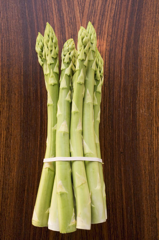 无人,竖图,俯视,室内,特写,白天,桌面,桌子,芦笋,蔬菜,许多,阴影,新鲜,反射,木制,影子,绿芦笋,食品,食物,木制品,绳子,有机食品,绿色食品,捆绑,绳索,绑缚,猪尾巴,药鸡豆子,石刁柏,蚂蚁杆,龙须菜,狼尾巴根,彩图,高角度拍摄