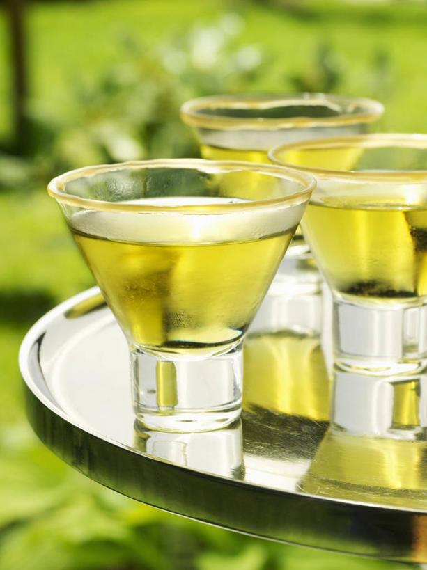 果汁,无人,竖图,俯视,室内,特写,白天,桌面,桌子,苹果,杯子,叶子,阴影,朦胧,模糊,反射,木制,影子,绿叶,饮品,玻璃制品,饮料,木制品,水杯,嫩叶,苹果汁,可口,适口,叶,叶片,玻璃杯,彩图,高角度拍摄