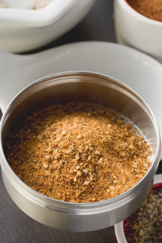 无人,竖图,俯视,室内,特写,白天,桌面,桌子,金属制品,一堆,许多,阴影,堆叠,堆积,反射,金属,木制,粉末,影子,调味,香料,佐料,很多,一个,木制品,容器,碗,粉,单个,储藏,堆,辣椒粉,配料,储存,作料,粉状,彩图,高角度拍摄,贮存