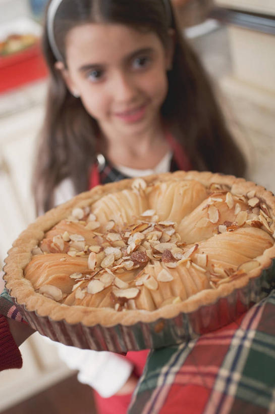 点心,西方人,儿童,一个人,站,笑,微笑,竖图,俯视,室内,白天,纯洁,苹果,欧洲,欧洲人,仅一个女性,仅一个人,握,服装,朦胧,模糊,食品,面点,拿,苹果馅饼,拿着,注视,休闲装,馅饼,食物,糕点,一个,小孩,衣服,观察,看,站着,仅一个小孩,休闲,休闲服,可爱,童年,童趣,握着,服饰,单个,观看,察看,关注,童真,烂漫,无邪,天真,女孩,女人,女性,白种人,孩子,站立,半身,彩图,高角度拍摄,女生