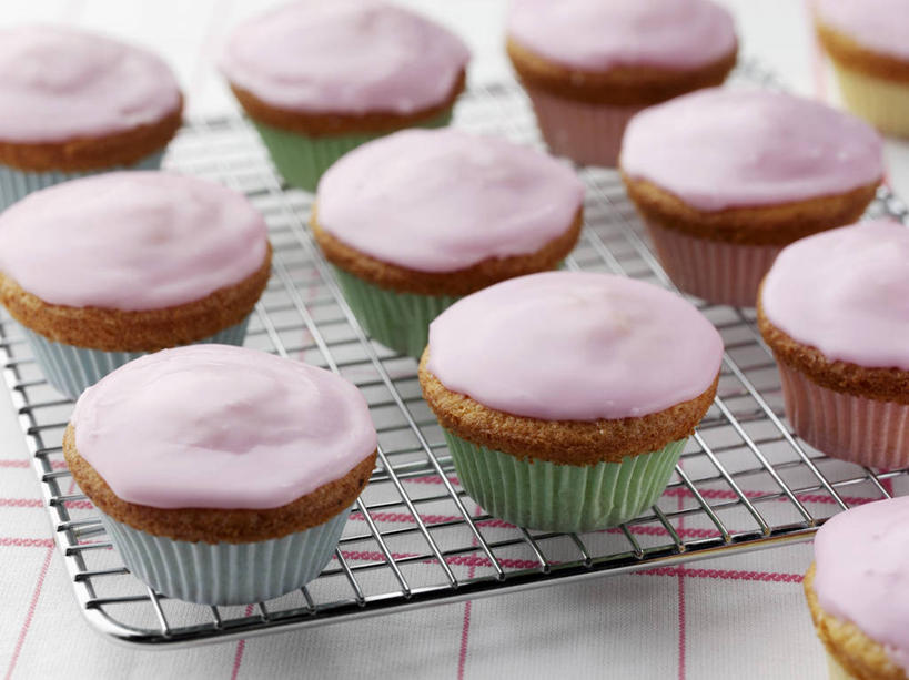 点心,无人,横图,俯视,室内,特写,白天,烘焙,下午茶,餐桌,桌子,金属制品,一排,许多,阴影,整齐,并列,并排,反射,金属,影子,食品,很多,架子,食物,糕点,排列,粉色,餐台,纸托,队列,平行,冷却,冷却架,纸杯蛋糕,纸托蛋糕,蛋糕托,蛋糕托纸,蛋糕纸托,彩图,高角度拍摄,蛋糕