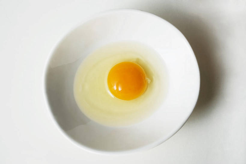 无人,横图,俯视,室内,特写,白天,白色背景,餐桌,桌子,阴影,反射,影子,陶瓷,蛋,蛋黄,蛋清,鸡蛋,陶瓷制品,一个,黄色,容器,碗,摄影,影棚,单个,餐台,储藏,储存,草鸡蛋,卵,彩图,高角度拍摄,影棚拍摄,拍摄,贮存