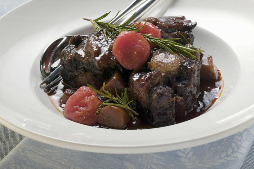 骨骼,无人,横图,俯视,室内,特写,白天,烹饪,西餐,餐桌,桌子,蔬菜,西红柿,小番茄,阴影,新鲜,反射,影子,陶瓷,调味,肉,香料,佐料,牛肉,料理,食品,陶瓷制品,骨头,菜肴,美食,肉类,食物,一个,红色,白色,容器,碗,西式,佳肴,有机食品,绿色食品,单个,餐台,储藏,迷迭香,配料,骨架,储存,肉食,牛尾,海洋之露,作料,小西红柿,樱桃小番茄,珍珠小番茄,樱桃番茄,圣女果,番茄,彩图,高角度拍摄,贮存