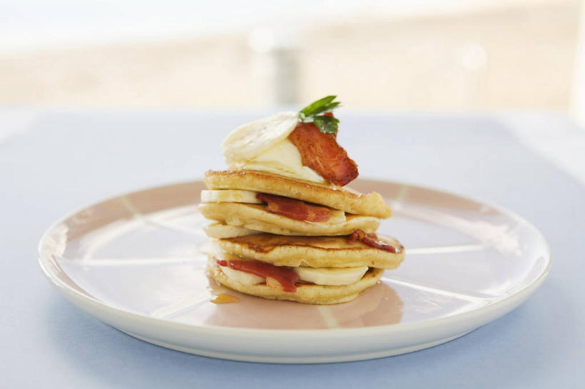 点心,煎饼,无人,横图,俯视,室内,特写,白天,桌面,桌子,香蕉,椰子,餐具,水果,阴影,朦胧,模糊,新鲜,反射,木制,碟子,盘,影子,肉,生食,食品,果实,文化,猪肉,小吃,肉类,食物,糕点,盘子,木制品,碟,甜食,有机食品,绿色食品,肉食,薄煎饼,豚肉,大椰,胥余,椰瓢,越王头,俄式薄煎饼,甘蕉,彩图,高角度拍摄