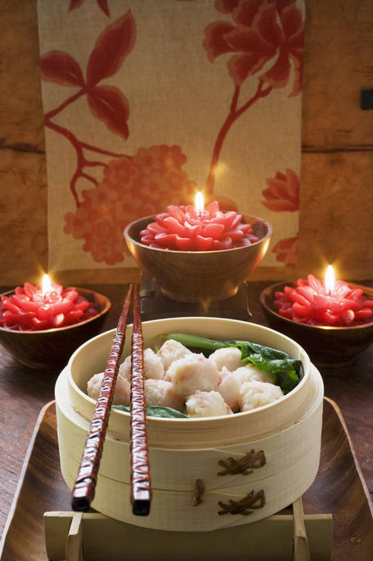 点心,海鲜,蒸笼,无人,竖图,俯视,室内,特写,白天,烹饪,中餐,筷子,桌面,桌子,餐具,厨具,蜡烛,一双,阴影,竹制,光线,木制,火焰,影子,烛光,虾,料理,食品,饺子,面点,燃烧,文化,传统,水产,小吃,美食,大虾,海洋生物,食物,一个,木制品,点燃,中式,虾饺,对虾,单个,礼节,竹制品,水生动物,海产品,笼屉,蒸饺,礼仪,水生物,海底动物,烹饪用具,斑节虾,东方对虾,中国对虾,进餐用具,烹调用具,烹调,彩图,高角度拍摄