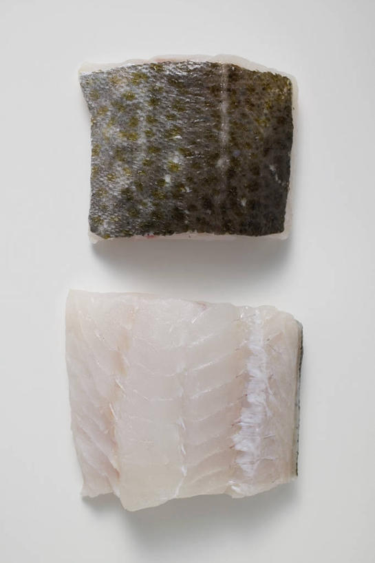 海鲜,生鱼片,无人,竖图,俯视,室内,特写,白天,白色背景,餐桌,桌子,鳟鱼,两块,阴影,反射,鱼,影子,肉,鱼肉,鱼片,水产,肉类,鱼类,海洋生物,摄影,影棚,餐台,水生动物,海产品,水生物,肉食,海底动物,鮅,赤眼鱼,红目鳟,红眼棒,沙西米,野草鱼,彩图,高角度拍摄,影棚拍摄,拍摄,刺身