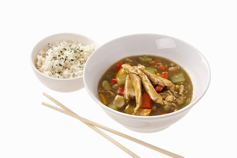 米饭,咖哩,无人,横图,俯视,室内,特写,白天,白色背景,烹饪,餐桌,筷子,桌子,蔬菜,餐具,一双,阴影,新鲜,反射,影子,陶瓷,炒饭,调料,鸡肉,肉,料理,食品,陶瓷制品,饭,调味品,调味料,文化,传统,咖喱,菜肴,美食,肉类,食物,两个,白色,容器,碗,咖喱炒饭,摄影,佳肴,有机食品,绿色食品,影棚,餐台,储藏,礼节,五谷,储存,礼仪,肉食,印度菜,印度料理,进餐用具,彩图,高角度拍摄,影棚拍摄,拍摄,咖喱鸡肉炒饭,贮存