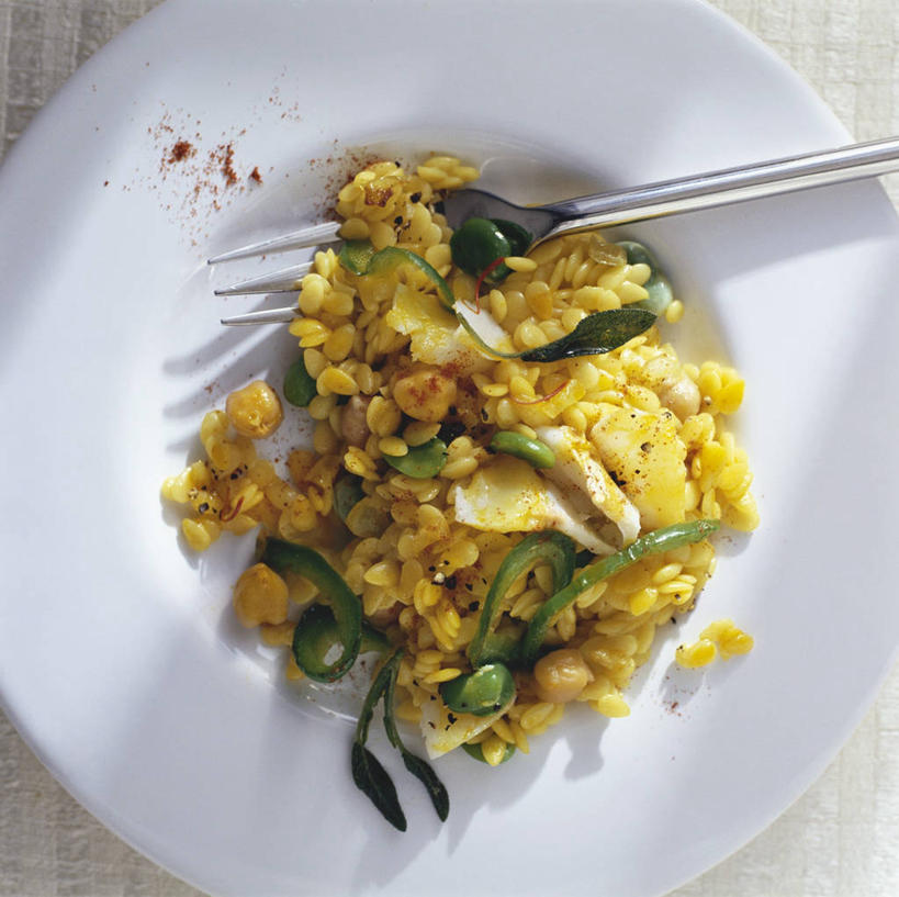 海鲜,米饭,无人,横图,俯视,室内,特写,白天,白色背景,快乐,桌面,桌子,餐具,金属制品,阴影,反射,金属,木制,鱼,叉子,碟子,盘,影子,肉,鱼肉,饭,水产,肉类,鱼类,藏红花,海洋生物,一个,盘子,木制品,碟,摄影,影棚,单个,保护,番红花,迷迭香,五谷,水生动物,海产品,水生物,肉食,海底动物,鳕鱼,餐叉,西红花,海洋之露,鳘鱼,南极美露鳕,进餐用具,彩图,高角度拍摄,影棚拍摄,拍摄