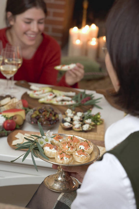 海鲜,红酒,葡萄酒,西方人,背部,无人,两个人,坐,笑,吃,微笑,露齿笑,竖图,室内,白天,正面,爱情,壁炉,餐桌,桌子,杯子,餐具,蜡烛,欧洲,圣诞节,欧洲人,握,阴影,服装,节日,朦胧,模糊,庆祝,光线,碟子,高脚杯,火焰,盘,影子,烛光,肉,鱼肉,红酒杯,白葡萄酒,酒类,浪漫,燃烧,注视,休闲装,文化,水产,肉类,海洋生物,玻璃制品,酒,饮料,衣服,盘子,酒杯,碟,点燃,观察,看,庆典,休闲,温暖,温馨,休闲服,恩爱,握着,恋人,服饰,餐台,观看,纪念,和睦,察看,葡萄酒杯,关注,水生动物,海产品,水生物,肉食,海底动物,男人,男性,年轻男性,年轻女性,女人,女性,白种人,情侣,玻璃杯,嚼,食,坐着,彩图,伴侣,融洽