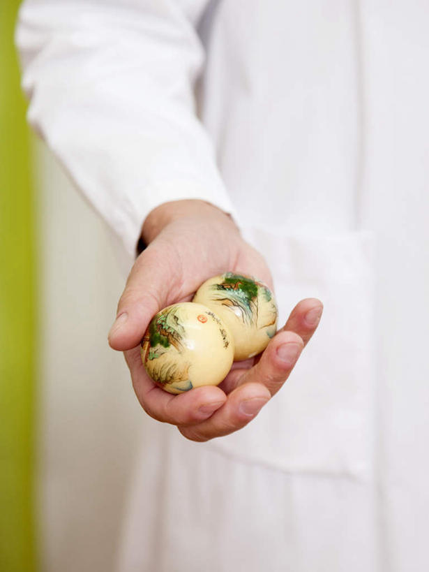 西方人,手,一个人,医生,站,竖图,室内,特写,白天,正面,工作服,制服,游戏,玩具,欧洲,欧洲人,仅一个男性,仅一个人,握,拿,玩,拿着,娱乐,站着,仅一个老年男性,医护人员,医疗人员,休闲,手部,益智,握着,活动,单手,发泄,消遣,智力,压力球,宣泄,工作制服,老年男性,男人,男性,白种人,大夫,玩耍,嬉戏,站立,半身,彩图,工作套服,发泄球,弹力球