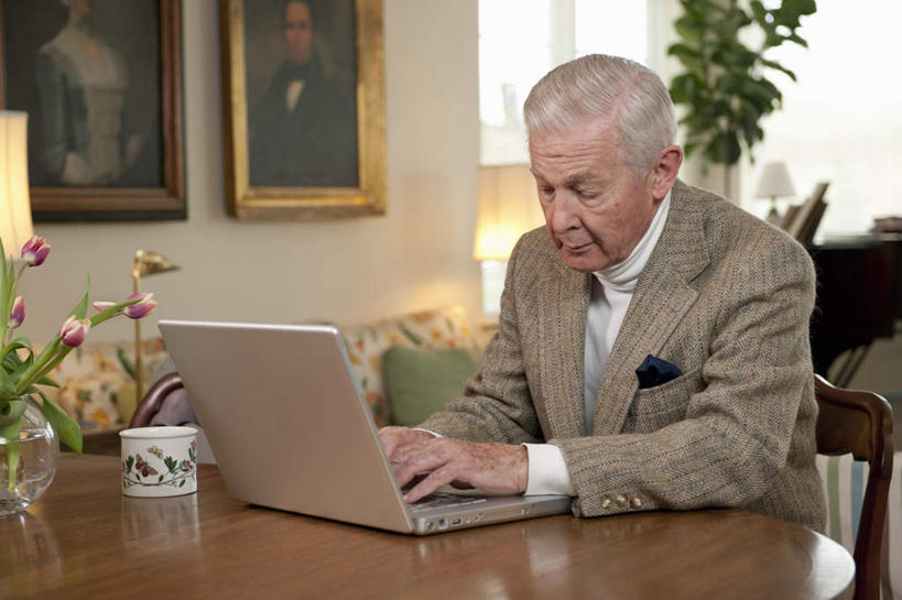 西方人,一个人,坐,横图,室内,白天,正面,绘画,电脑,笔记本电脑,窗户,桌面,桌子,油画,欧洲,欧洲人,仅一个男性,仅一个人,敲打,阴影,服装,艺术,光线,网络,木制,影子,办公桌,墙,灯光,古典,注视,休闲装,文化,输入,通讯设备,玻璃窗,墙壁,墙面,衣服,木制品,工艺品,打字,低头,观察,看,品味,仅一个老年男性,休闲,休闲服,服饰,观看,点击,一台,敲击,美术,察看,无线,高雅,关注,通信设备,无线网络,无线上网,便携式电脑,美学,按键,手提电脑,老年男性,男人,男性,白种人,坐着,半身,彩图