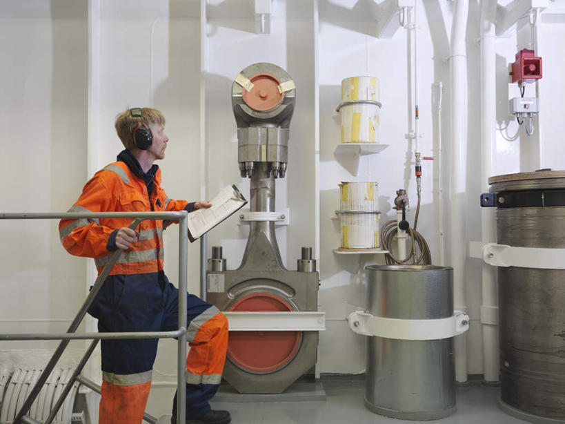 西方人,一个人,工程师,建筑工人,建筑师,站,横图,室内,白天,侧面,工作服,制服,通讯,客服,机器,摆设,金属制品,欧洲,欧洲人,仅一个男性,仅一个人,握,阴影,检查,反射,信息,金属,管子,影子,拿,话务员,拿着,注视,设备,管道,仅一个年轻男性,耳机,耳麦,话筒,观察,看,站着,机械,橙色,服务,握着,通信,观看,协调,察看,麦克风,头戴式耳麦,关注,销售,记录板,装备,船坞,记事板,客服人员,电话销售,搜检,工作制服,接待员,查察,查抄,检察,审查,设置,男人,男性,年轻男性,白种人,接线员,技师,建筑工,建筑设计师,站立,半身,彩图,工作套服,安全服,反光背心,反光服,反光衣,船厂,头戴式耳机