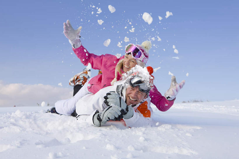 西方人,中年人,两个人,家庭,夫妻,笑,微笑,露齿笑,横图,室外,白天,正面,爱情,锻炼,旅游,度假,游戏,安全,运动,美景,雪,大雪,帽子,欧洲,欧洲人,阴影,飞溅,服装,溅,光线,眼镜,影子,积雪,景观,雪景,冬季,冬天,防护,浪漫,玩,注视,娱乐,衣服,粉色,蓝色,白色,蓝天,天空,阳光,自然,天,观察,看,趴着,享受,休闲,温暖,温馨,一家人,景色,恩爱,放松,寒冷,恋人,服饰,晴朗,观看,活动,保暖,护目镜,保护,和睦,察看,御寒,发泄,关注,喷洒,消遣,智力,自然风光,室外运动,滑雪镜,保险,户外运动,打雪仗,滑雪服,万里无云,宣泄,保全,周全,安稳,安定,编织帽,严寒,安全防护眼镜,竞技服,旅游服,冬装,平安,男人,男性,女人,女性,中年男性,中年女性,白种人,夫妇,情侣,晴空,晴空万里,趴,玩耍,嬉戏,彩图,全身,健身,雪镜,雪仗,伴侣,融洽,防护眼镜