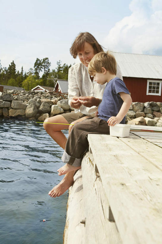 西方人,儿童,两个人,家庭,祖母,家,码头,坐,竖图,室外,白天,侧面,纯洁,湖,湖泊,石头,水,窗户,港口,钓鱼竿,欧洲,欧洲人,握,服装,木板,石子,房屋,屋子,湖面,水流,水面,桥,木桥,拿,拿着,注视,休闲装,楼房,玻璃窗,住宅,栈桥,小孩,衣服,蓝色,蓝天,天空,湖水,天,观察,看,休闲,温暖,温馨,一家人,休闲服,可爱,童年,童趣,握着,服饰,晴朗,奶奶,观看,祖孙,人行桥,木板桥,渔具,和睦,察看,关注,童真,烂漫,无邪,外婆,外祖母,外孙,万里无云,外孙子,天真,老年女性,男孩,男人,男性,女人,女性,白种人,孙子,钓竿,鱼竿,石块,岩石,晴空,晴空万里,坐着,彩图,全身,钓鱼,房子,摆渡口,埠头,渡口,渡头,港湾,海港,货运码头,口岸,商港,融洽,男生