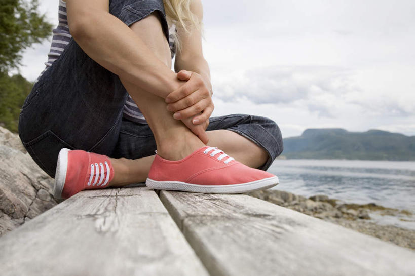 西方人,一个人,码头,坐,横图,室外,白天,仰视,山,山脉,港口,欧洲,欧洲人,仅一个女性,仅一个人,服装,木板,山峰,云,云朵,桥,木桥,山峦,云彩,注视,休闲装,栈桥,衣服,蓝色,白云,蓝天,天空,群山,天,观察,看,仅一个中年女性,休闲,休闲服,服饰,晴朗,观看,人行桥,木板桥,察看,关注,女人,女性,中年女性,白种人,晴空,坐着,半身,彩图,低角度拍摄,摆渡口,埠头,渡口,渡头,港湾,海港,货运码头,口岸,商港