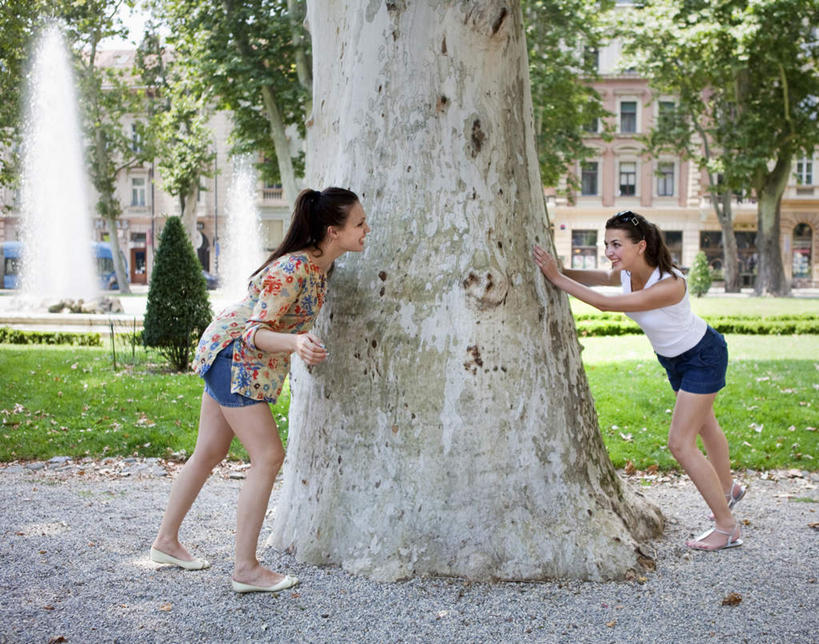 西方人,两个人,伙伴,朋友,站,举,横图,室外,白天,侧面,度假,游戏,友谊,草地,草坪,美景,植物,城市风光,城市,道路,路,欧洲,欧洲人,阴影,服装,光线,影子,景观,小路,交通,玩,注视,休闲装,娱乐,草,树,树木,衣服,绿色,阳光,自然,观察,看,托,站着,享受,休闲,休闲服,景色,放松,服饰,生长,成长,观看,活动,察看,捉迷藏,发泄,关注,消遣,智力,躲猫猫,宣泄,友情,年轻女性,女人,女性,白种人,举起,举手,举着,玩耍,嬉戏,向上举,向上伸,向上托,站立,彩图,全身
