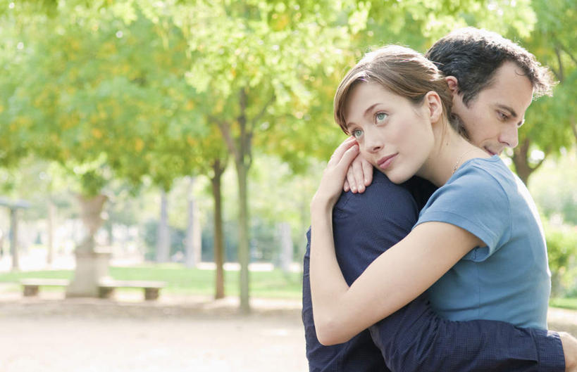 西方人,两个人,夫妻,站,抱,笑,微笑,横图,室外,白天,侧面,衬衫,T恤衫,爱情,树林,植物,欧洲,欧洲人,阴影,服装,光线,影子,浪漫,T恤,休闲装,相视,树,树木,衣服,蓝色,绿色,阳光,自然,站着,休闲,温暖,温馨,面对面,休闲服,恩爱,恋人,服饰,生长,成长,抱着,对视,和睦,互视,搂着,相对,相看,男人,男性,年轻女性,女人,女性,中年男性,白种人,夫妇,情侣,搂,搂抱,站立,半身,彩图,衬衣,伴侣,融洽