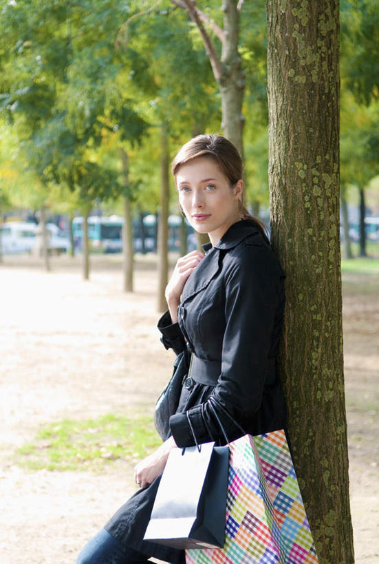 西方人,一个人,公园,栏杆,站,笑,微笑,竖图,室外,白天,侧面,购物,消费,草地,草坪,植物,袋子,欧洲,欧洲人,仅一个年轻女性,仅一个女性,仅一个人,握,服装,包装袋,手提袋,栅栏,篱笆,围栏,购物袋,拿,拎,拿着,注视,休闲装,护栏,草,树,树木,衣服,绿色,自然,观察,看,靠,靠着,站着,休闲,休闲服,握着,金融,服饰,生长,成长,观看,察看,购买,关注,贸易,年轻女性,女人,女性,白种人,站立,半身,彩图,拎着