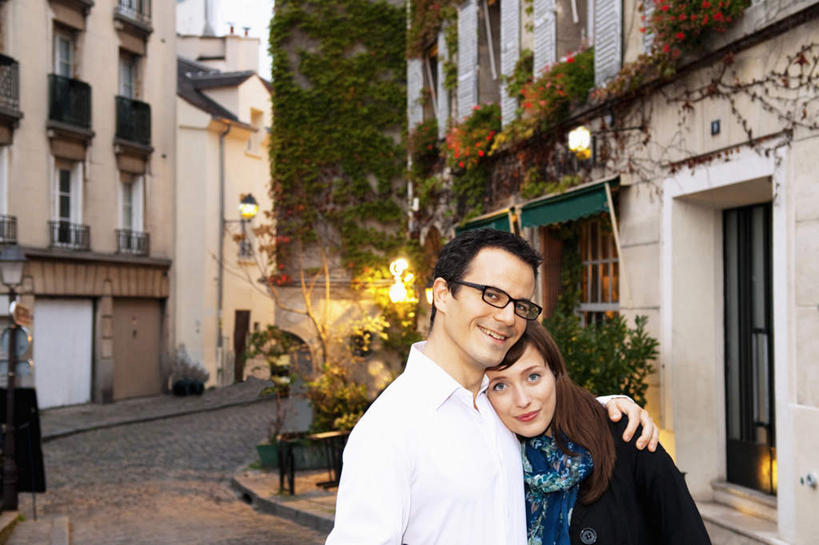 西方人,两个人,夫妻,家,站,抱,笑,微笑,横图,室外,白天,正面,衬衫,爱情,植物,窗户,道路,路,欧洲,欧洲人,装饰,盆栽,眼镜,房屋,墙,屋子,小路,盆景,交通,浪漫,注视,楼房,玻璃窗,墙壁,墙面,住宅,绿色,自然,围巾,观察,看,站着,温暖,温馨,恩爱,恋人,生长,成长,围脖,抱着,观看,保暖,华丽,点缀,和睦,察看,搂着,御寒,关注,近视眼镜,衬托,美观,雅致,雅观,男人,男性,年轻女性,女人,女性,中年男性,白种人,夫妇,情侣,搂,搂抱,站立,半身,彩图,衬衣,房子,伴侣,融洽