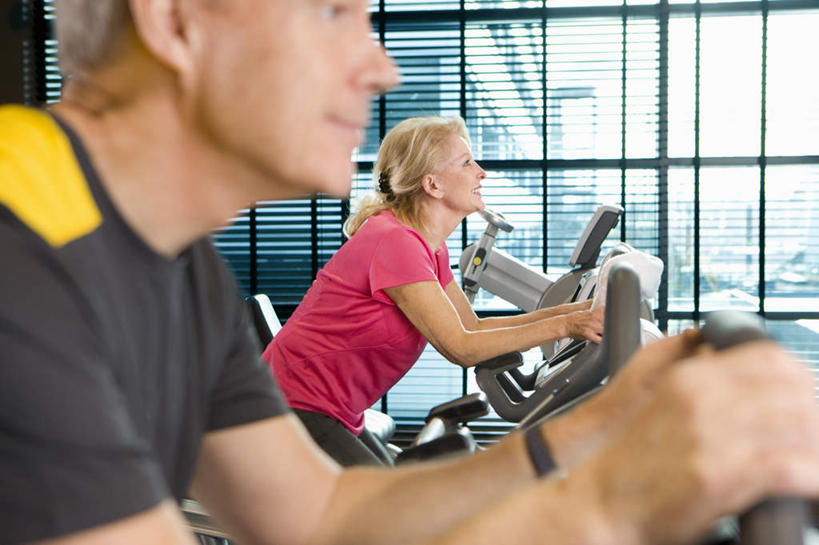 西方人,两个人,伙伴,朋友,健身房,跑,横图,室内,白天,侧面,运动服,锻炼,友谊,运动,合作,团队,窗户,欧洲,欧洲人,握,服装,注视,运动器械,玻璃窗,衣服,观察,看,健身器械,战略,握着,服饰,观看,察看,衣着,穿着,关注,健身器材,联合,合谋,衣饰,配合,体育,协作,男人,男性,女人,女性,中年男性,中年女性,白种人,跑步,半身,彩图,健身,健身馆,运动器材,跑步机,运动装