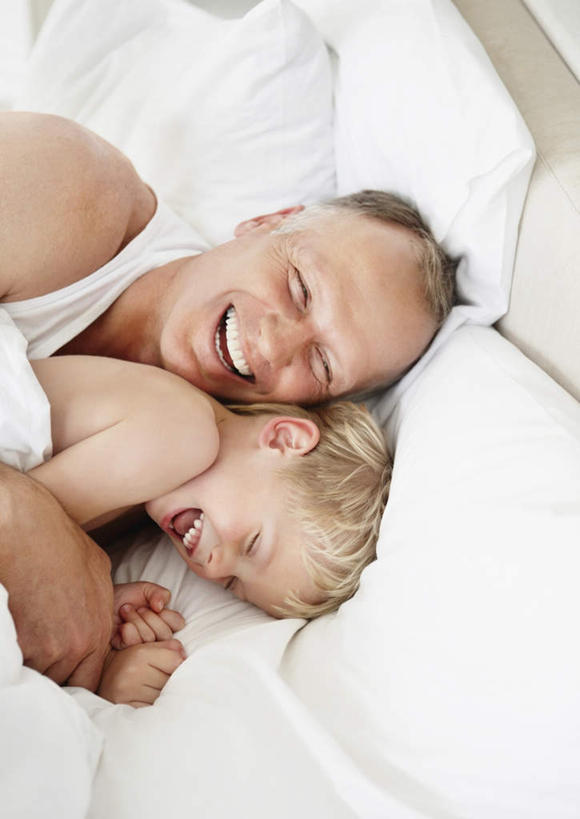 西方人,儿童,中年人,两个人,家庭,父亲,儿子,躺,抱,笑,微笑,露齿笑,竖图,俯视,室内,白天,纯洁,床,靠垫,卧室,欧洲,欧洲人,服装,背心,双人床,床单,靠枕,注视,被子,裸露,小孩,衣服,垫子,枕头,观察,看,温暖,温馨,父子,一家人,父爱,可爱,童年,童趣,服饰,抱着,观看,和睦,察看,被单,搂着,衣着,穿着,关注,裸,童真,烂漫,无邪,衣饰,卧着,天真,男孩,男人,男性,中年男性,白种人,孩子,搂,搂抱,躺着,卧,半身,彩图,高角度拍摄,睡房,卧房,融洽,男生