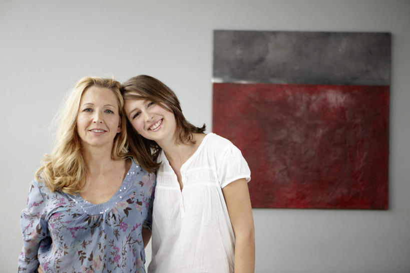 西方人,两个人,家庭,母亲,女儿,站,笑,微笑,露齿笑,横图,室内,白天,正面,欧洲,欧洲人,服装,朦胧,模糊,墙,扭头,注视,休闲装,墙壁,墙面,衣服,观察,看,靠,靠着,站着,转头,休闲,温暖,温馨,母女,一家人,休闲服,母爱,搭,服饰,观看,和睦,察看,搭着,关注,年轻女性,女人,女性,中年女性,白种人,站立,半身,彩图,融洽