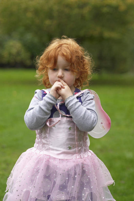 西方人,儿童,一个人,站,竖图,室外,白天,正面,裙子,纯洁,草地,草坪,植物,欧洲,欧洲人,仅一个女性,仅一个人,撑,阴影,连衣裙,光线,影子,托腮,注视,草,树,树木,小孩,绿色,阳光,自然,观察,看,托,站着,仅一个小孩,可爱,童年,童趣,生长,成长,观看,察看,关注,托下巴,童真,烂漫,无邪,天真,女孩,女人,女性,白种人,孩子,站立,半身,彩图,女生