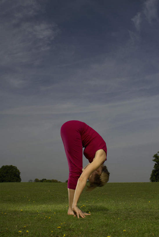 西方人,一个人,站,竖图,室外,白天,侧面,运动服,锻炼,瑜伽,运动,草地,草坪,植物,欧洲,欧洲人,仅一个女性,仅一个人,弯腰,阴影,服装,光线,影子,云,云朵,云彩,草,树,树木,衣服,红色,蓝色,绿色,白云,蓝天,天空,阳光,自然,天,站着,仅一个中年女性,搭,养生,服饰,生长,晴朗,成长,衣着,穿着,搭着,弯身,衣饰,体育,女人,女性,中年女性,白种人,晴空,站立,彩图,全身,健身,运动装