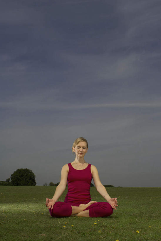 西方人,一个人,坐,闭眼,盘腿,竖图,室外,白天,正面,运动服,锻炼,瑜伽,运动,草地,草坪,植物,欧洲,欧洲人,仅一个女性,仅一个人,阴影,服装,光线,影子,云,云朵,云彩,光脚,草,树,树木,衣服,红色,蓝色,绿色,白云,蓝天,天空,阳光,自然,天,仅一个中年女性,赤脚,搭,养生,服饰,生长,晴朗,成长,衣着,穿着,搭着,莲花式,衣饰,体育,女人,女性,中年女性,白种人,晴空,闭眼睛,闭着眼,闭着眼睛,盘腿而坐,盘膝,盘着腿的,盘着腿坐,双腿交叉,坐着,彩图,全身,健身,运动装