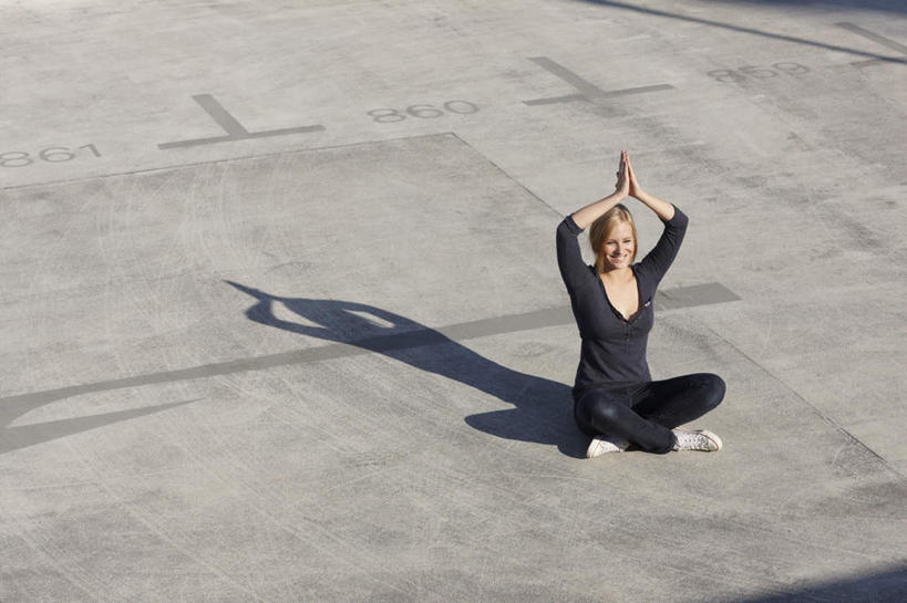 西方人,一个人,坐,举,笑,盘腿,微笑,横图,俯视,室外,白天,锻炼,瑜伽,运动,欧洲,欧洲人,仅一个年轻女性,仅一个女性,仅一个人,阴影,服装,光线,影子,祝福,注视,休闲装,虔诚,衣服,黑色,阳光,观察,看,祈祷,双手合十,托,休闲,休闲服,养生,服饰,观看,察看,关注,感谢,合掌,合十礼,合掌礼,合十,莲华合掌,感恩,莲花式,体育,年轻女性,女人,女性,白种人,举起,举手,举着,盘腿而坐,盘膝,盘着腿的,盘着腿坐,双腿交叉,向上举,向上伸,向上托,坐着,彩图,高角度拍摄,全身,健身